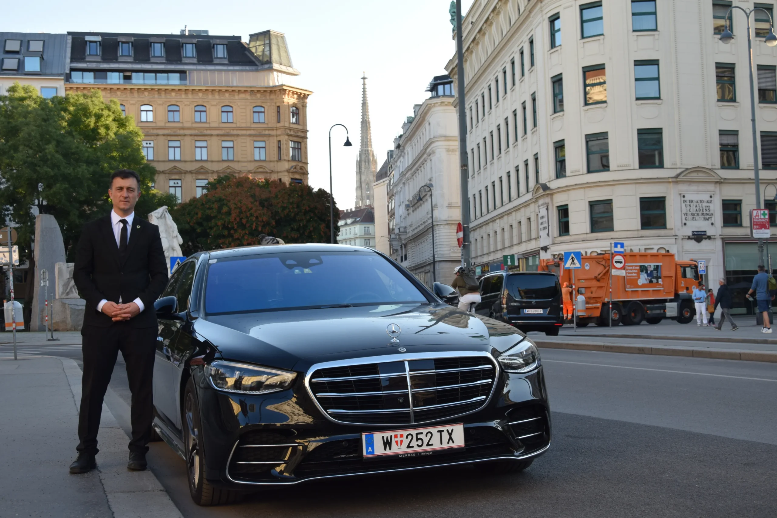 Gepäckservice beim Airport Transfer Wien durch erfahrenen Alps Mammut Chauffeur