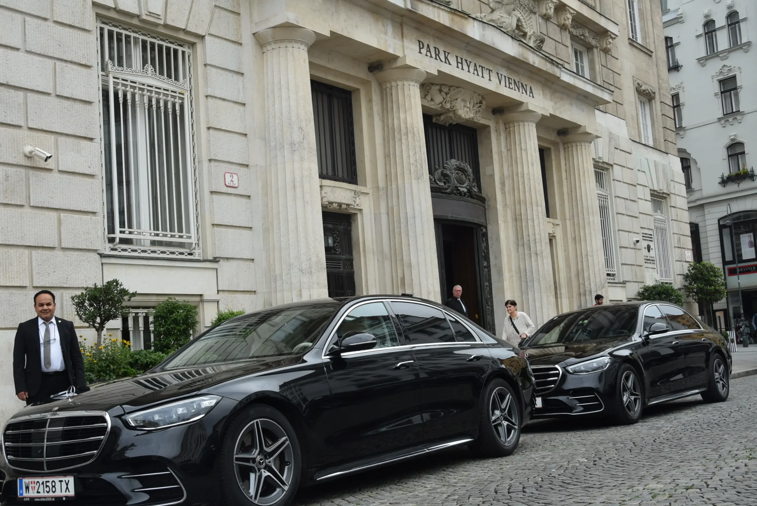 Komfortabler Rücksitz im Luxus Taxi Wien für entspannte Stadtfahrten