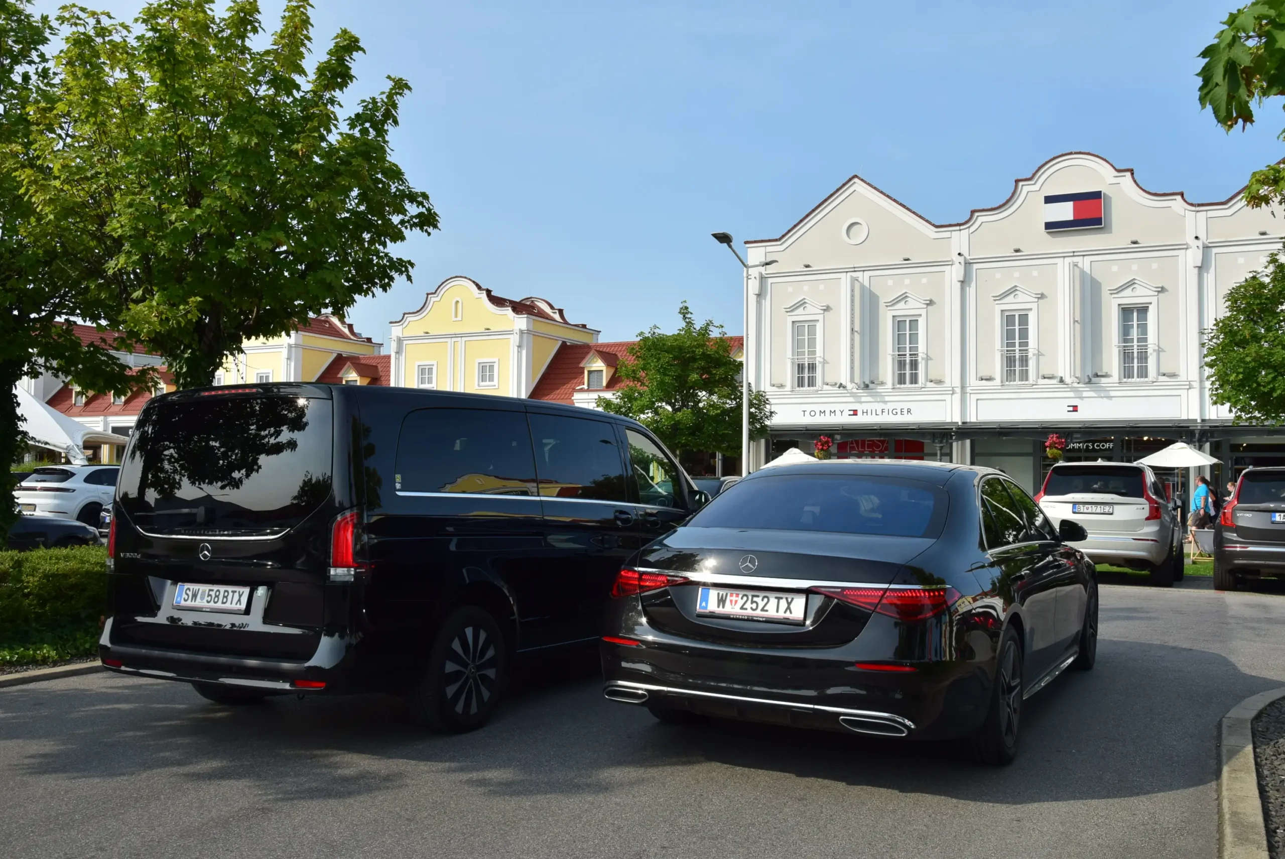 Erfahrener Chauffeur Wien navigiert sicher durch die Wiener Innenstadt