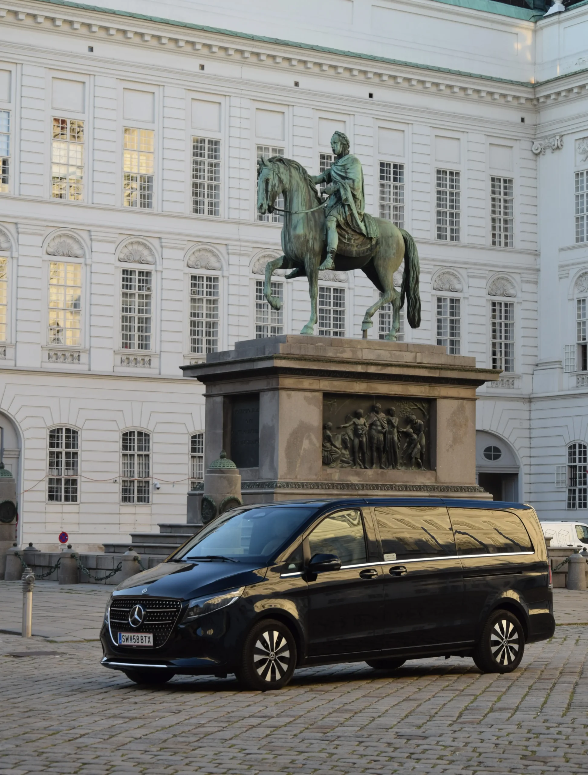 Un voyageur d'affaires utilise la réservation d'heures avec chauffeur à Vienne pour des rendez-vous en ville