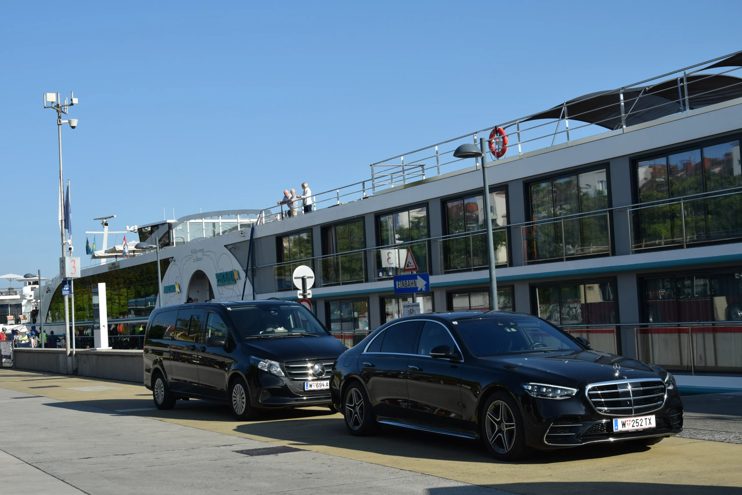 Eleganter Mietwagen mit Chauffeur Wien wartet vor einem Wiener Luxushotel