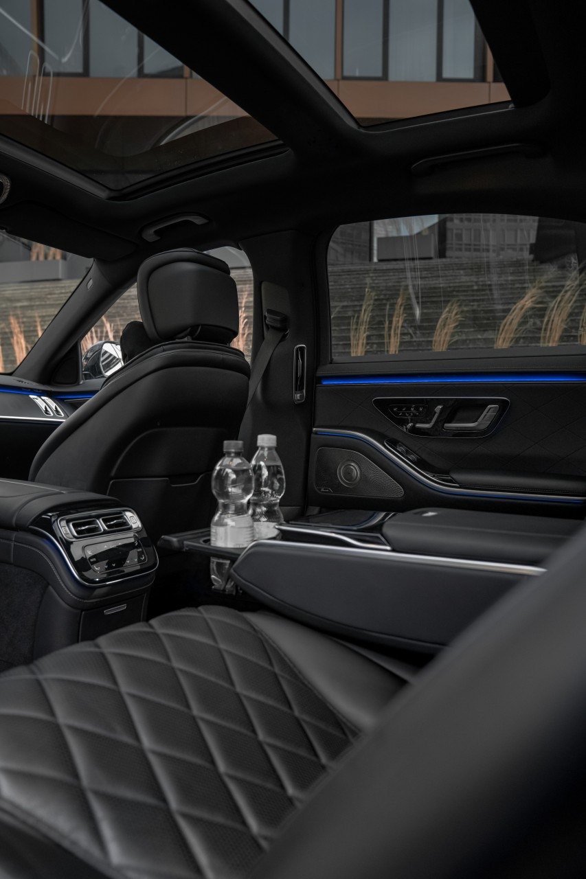 Mercedes Classe E pour réservation de chauffeur à l'heure devant un monument viennois