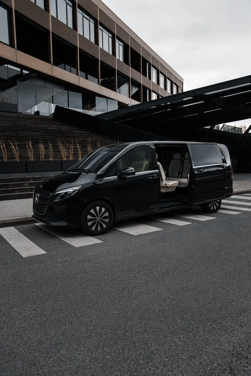 Mercedes S-Klasse Chauffeurservice Wien vor modernem Bürogebäude im Stadtzentrum