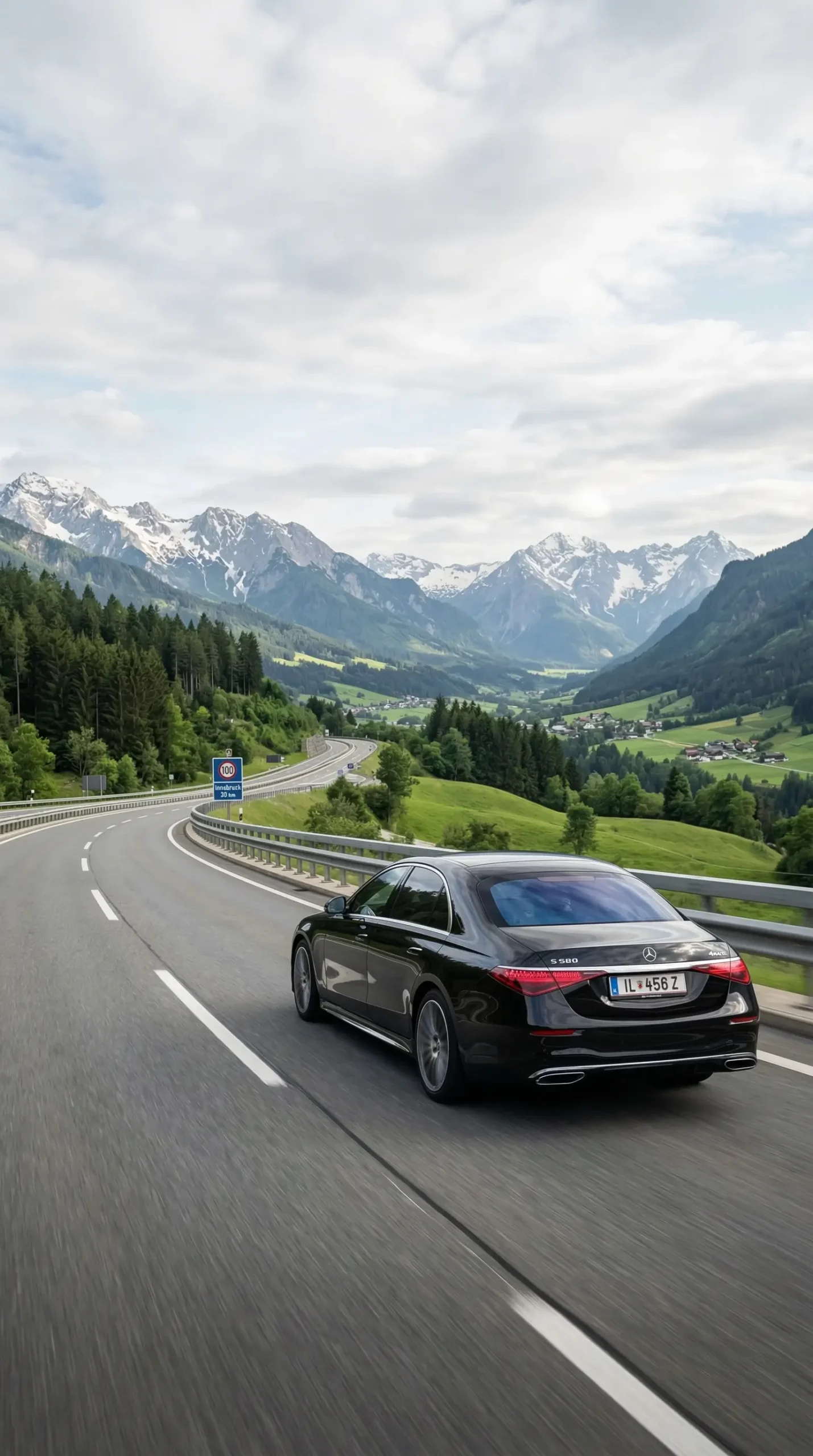 Komfortable Langstreckenfahrt Chauffeur von Wien Richtung Salzburger Alpenkulisse